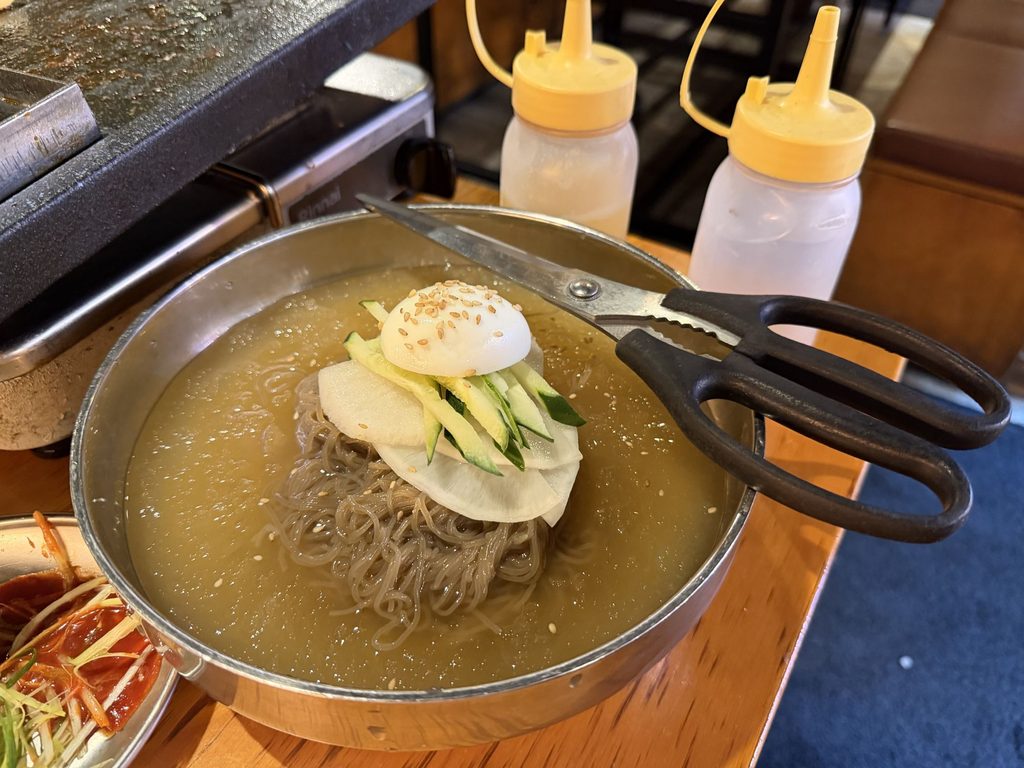 ゆで卵、なし、きゅうりがのった水冷麺