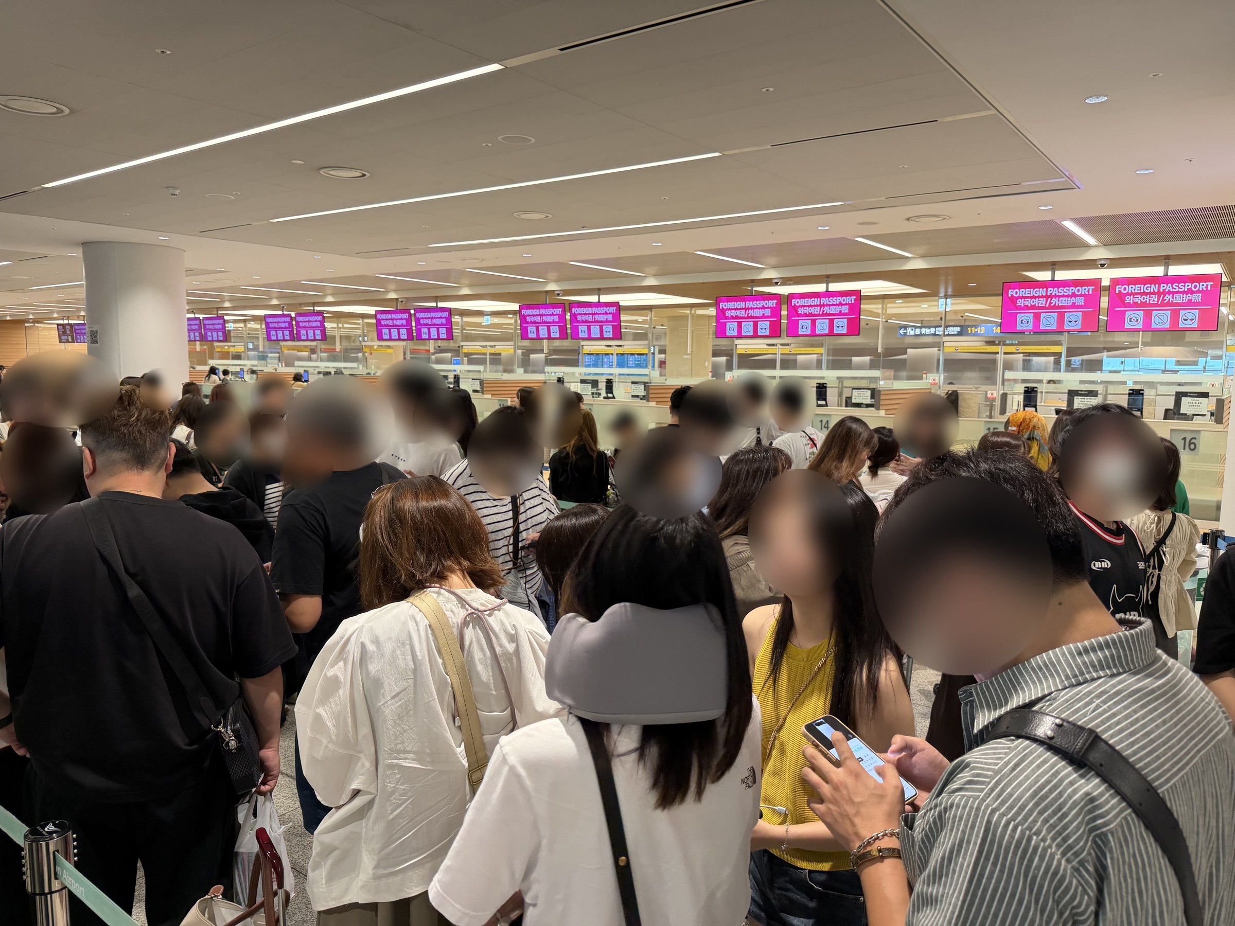 仁川空港の外国人入国審査カウンター前の行列