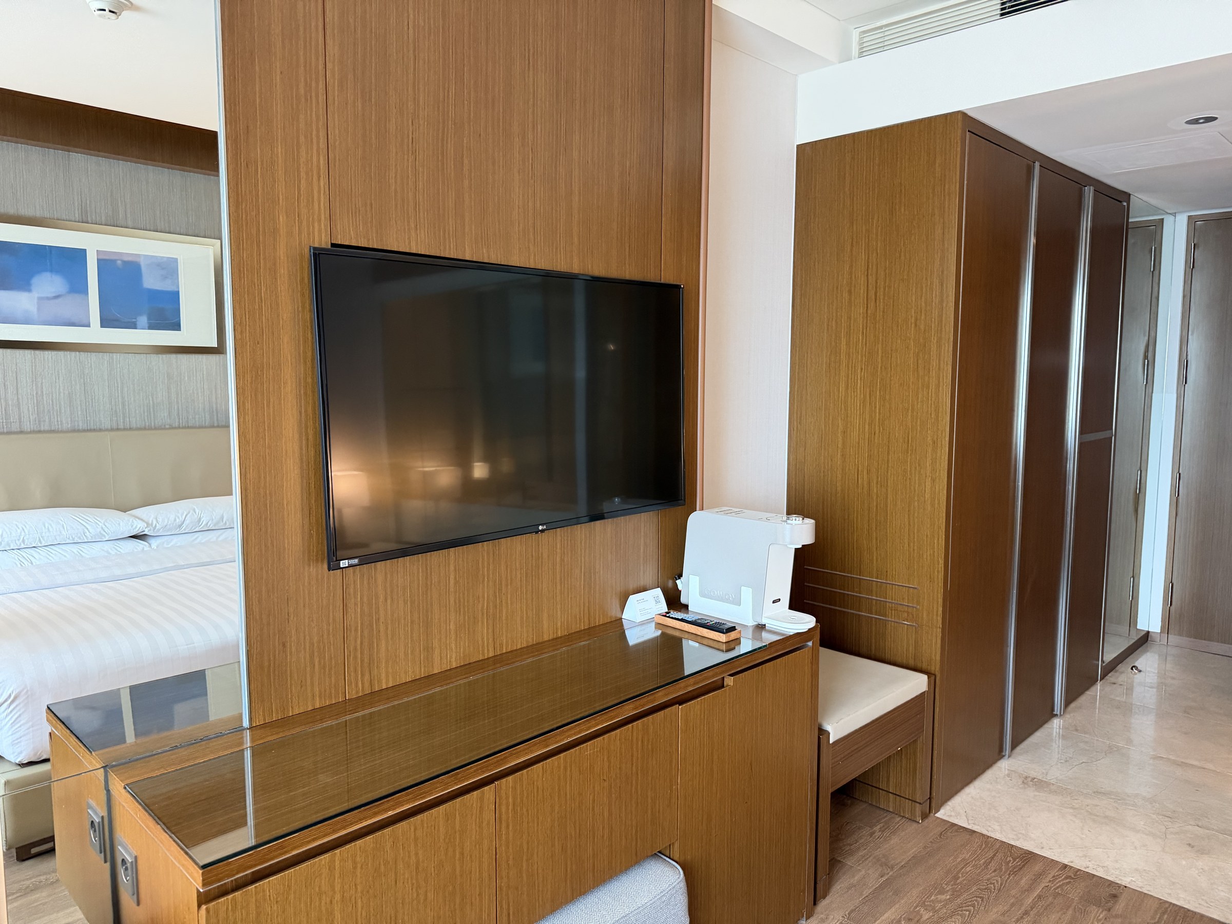 客室のテレビ周りと浄水器