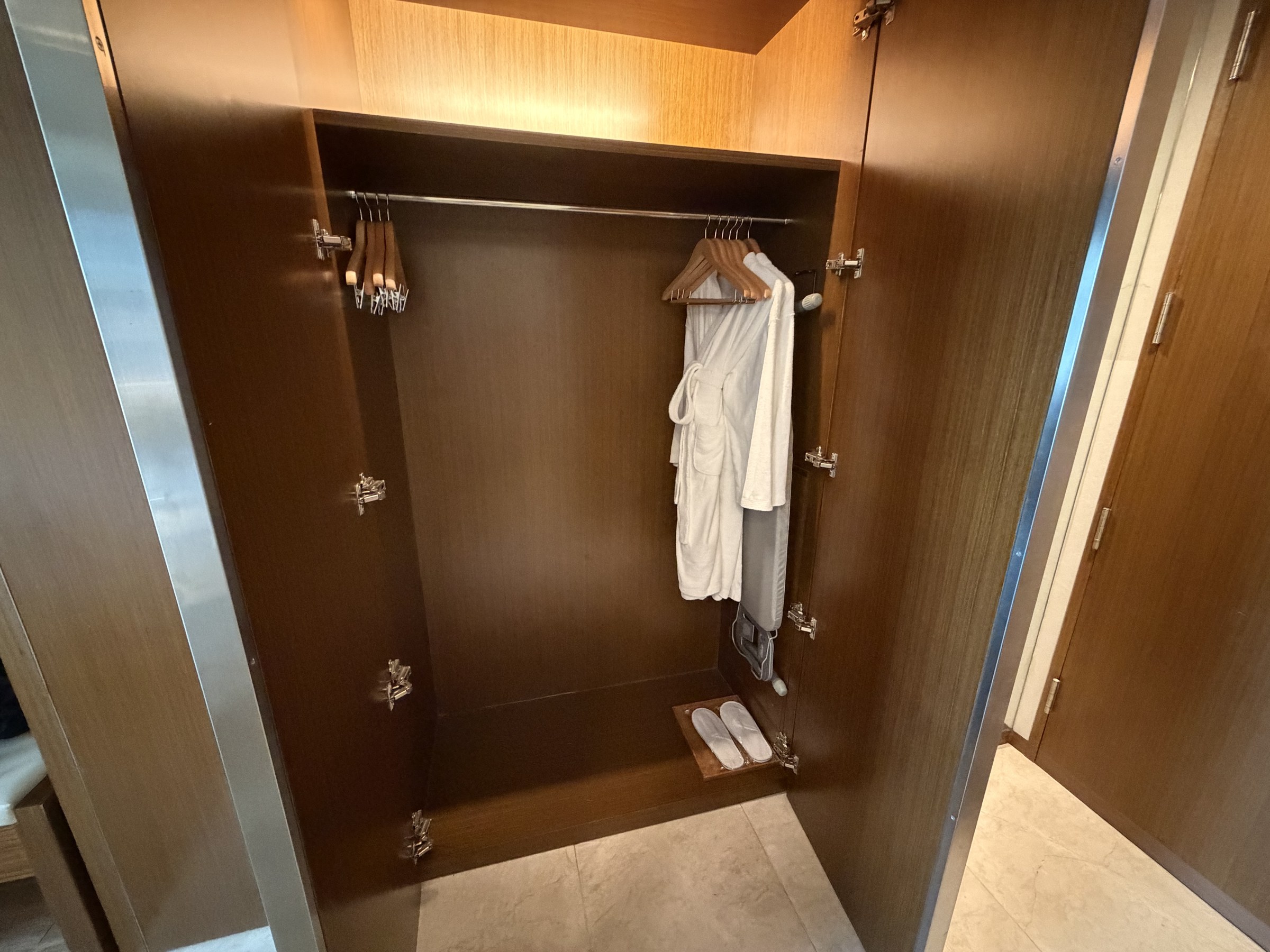 クローゼット内のバスローブとスリッパ